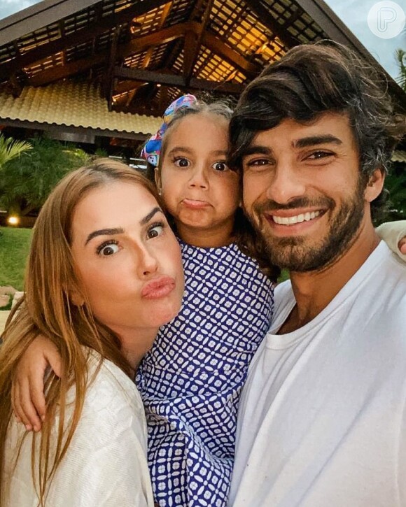 Deborah Secco é casada com Hugo Moura, com quem tem uma filha