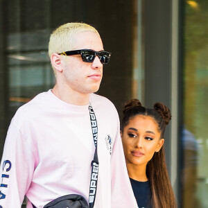 Ariana Grande e Pete Davidson romperam após quatro meses de noivado e a cantora devolveu aliança de $ 93 mil