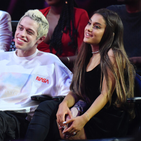 Ariana Grande ficou noiva do comediante Pete Davidson, do 'Saturday Night Liv', em 2018