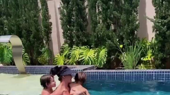Veja vídeo de Andressa Suita na piscina com os filhos
