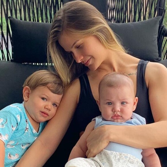 Andressa Suita brinca com os filhos na piscina