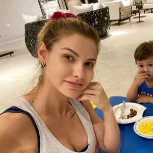 Andressa Suita brinca de hidroginástica com os filhos