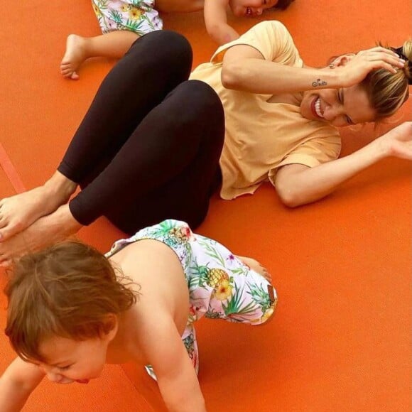 Andressa Suita faz exercício de hidroginástica com os filhos