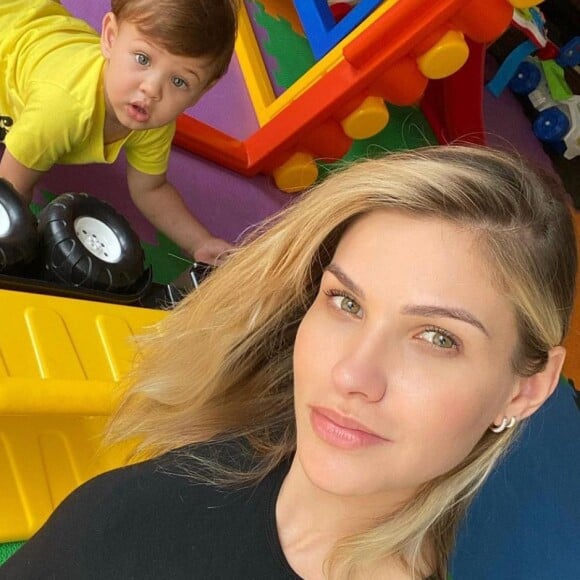 Andressa Suita curte calor com os filhos na piscina