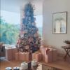 Maraisa decora árvore de Natal com enfeites em rosê e grandes caixas de presente