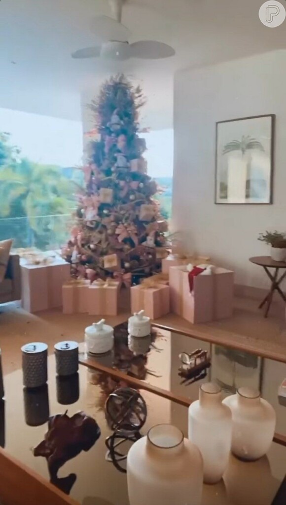 Maraisa decora árvore de Natal com enfeites em rosê e grandes caixas de presente