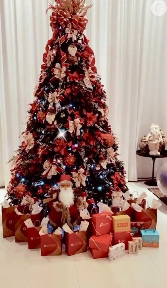 Andressa Suita exibe decoração de árvore de Natal