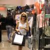 Antônia é flagrada fazendo compras em um shopping do Rio