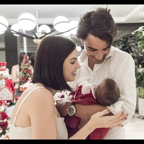 Sthefany Brito e Igor Raschkovsky realizam ensaio com filho em clima natalino