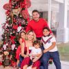 Wesley Safadão posa com a família e mostra o clima natalino 