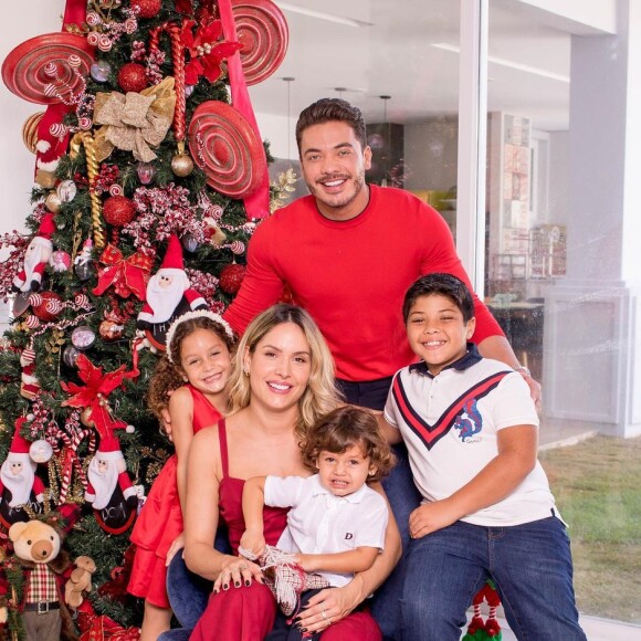 Wesley Safadão posa com a família e mostra o clima natalino 