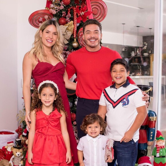 Filho mais novo de Wesley Safadão rouba a cena em foto com a família