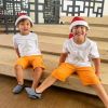 Andressa Suita vestiu os filhos com camisa branca, bermuda laranja e tênis modelo slip