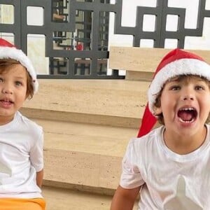 Gabriel e Samuel roubam a cena com chapéu de papai Noel no Natal