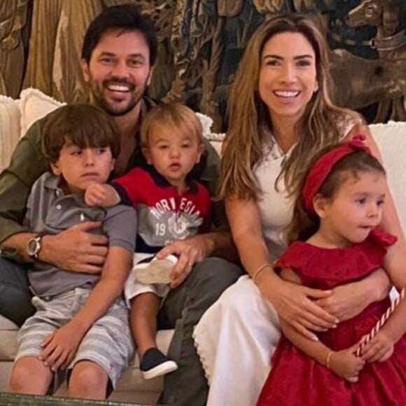 Patricia Abravanel reúne a família na sala de casa para foto de Natal