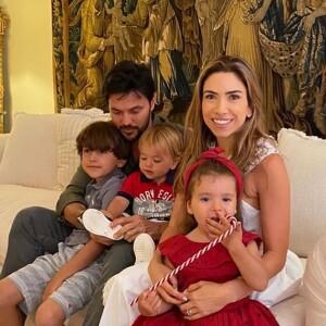 Patricia Abravanel aparece na companhia do marido e dos filhos em foto de Natal