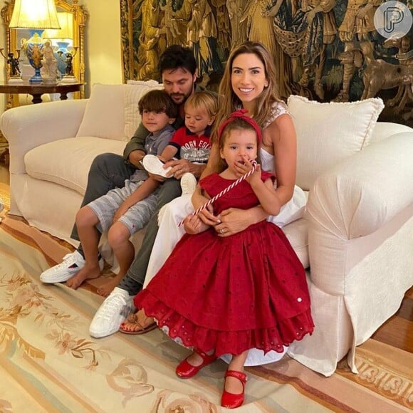 Patricia Abravanel aparece na companhia do marido e dos filhos em foto de Natal