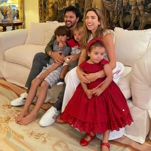 Look da filha de Patricia Abravanel é destaque em fotos da artista com a família