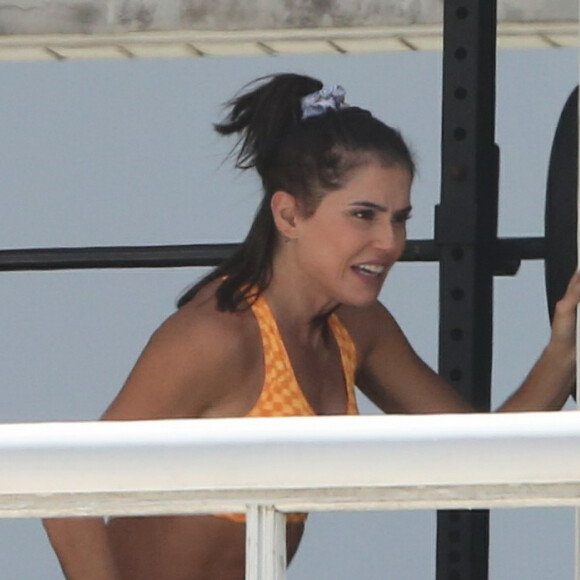 Deborah Secco, de short curto e top, faz musculação em academia