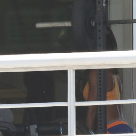 Deborah Secco malha de short curto em academia