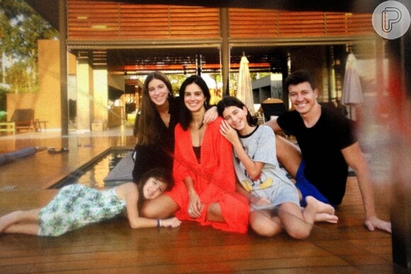 Rodrigo Faro, Vera Viel e filhas do casal estão em barco da família