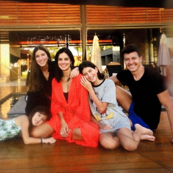 Rodrigo Faro, Vera Viel e filhas do casal estão em barco da família