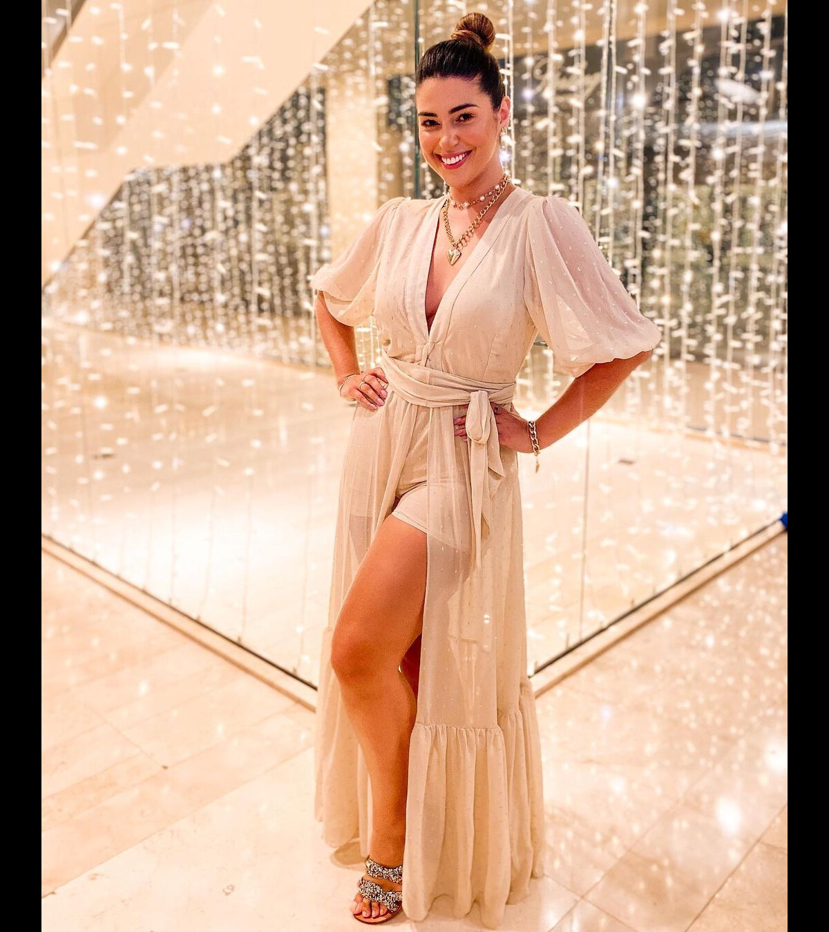 Foto Vivian Amorim deu um toque romântico com vestido nude Purepeople