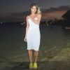 Thyana Dantas usou vestido branco e sandálias amarelas em look de ano-novo