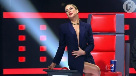 Durante o programa 'The Voice Brasil', Claudia usou o seu visual como arma de sedução para garantir a presença de um dos candidatos em seu grupo. 'O meu decote continua no umbigo', disparou com bom humor