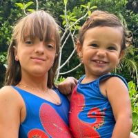 Filhas de Ticiane Pinheiro, Rafaella e Manuella combinam maiô e web aponta semelhança com pais