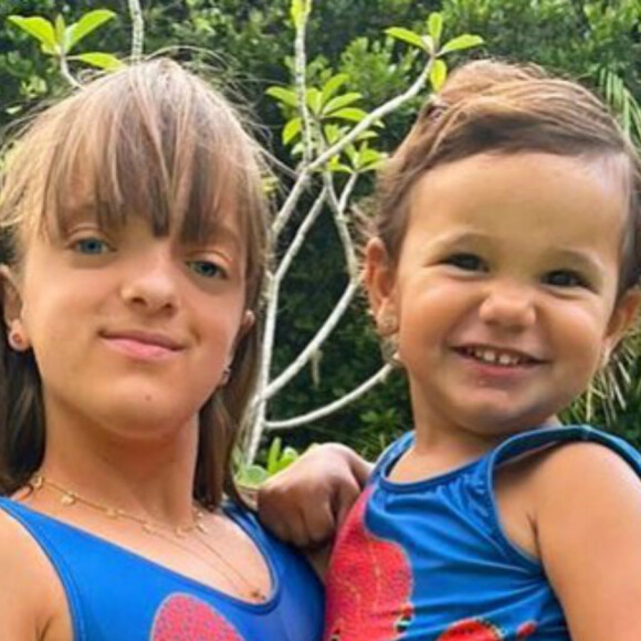 Filhas de Ticiane Pinheiro, Rafaella e Manuella combinaram maiô estampado em foto