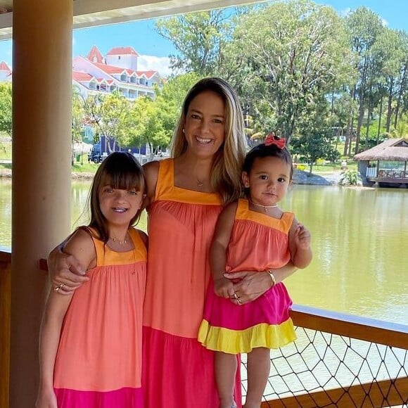 Ticiane Pinheiro gosta de combinar looks com as filhas, Rafaella e Manuella