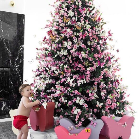 Romana Novais mostra o filho mais velho, Ravi, se divertindo na Árvore de Natal da família