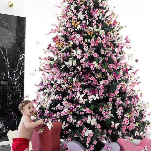 Romana Novais mostra o filho mais velho, Ravi, se divertindo na Árvore de Natal da família