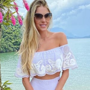 Bárbara Evans exibe resultado de lipo nos braços