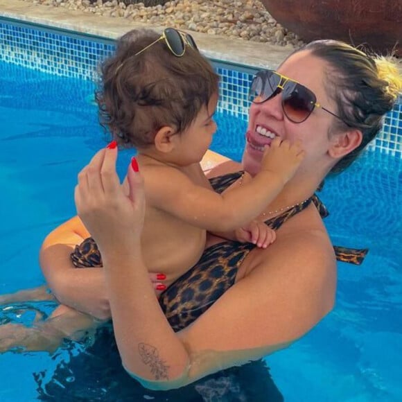 Tal mãe, tal filho! Marília Mendonça e Léo usam animal print na piscina e encantam Murilo Huff