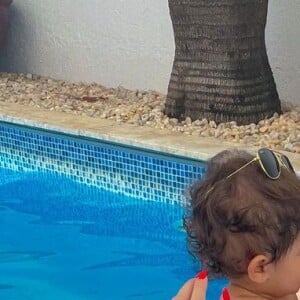 Marília Mendonça e Léo usam animal print na piscina e foto ganha comentário de Murilo Huff