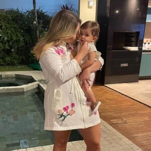 Marília Mendonça e Léo usaram looks com animal print em foto na piscina