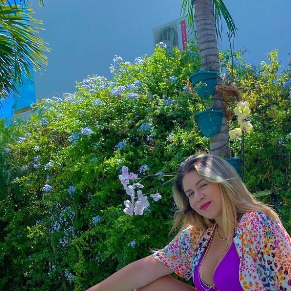 Tal mãe, tal filho! Marília Mendonça e Léo usam animal print na piscina e encantam Murilo Huff