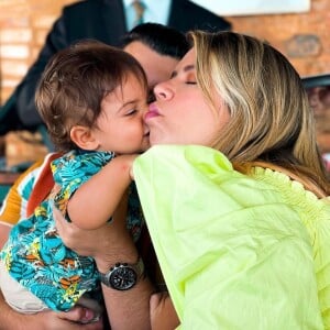 Marília Mendonça combinou look de moda praia com o filho, Léo