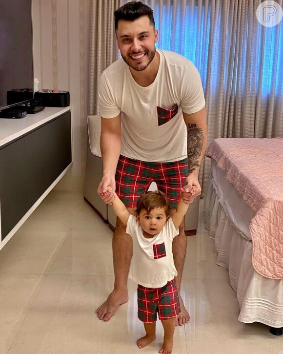 Murilo Huff combinou pijama natalino com o filho, Léo, anteriormente