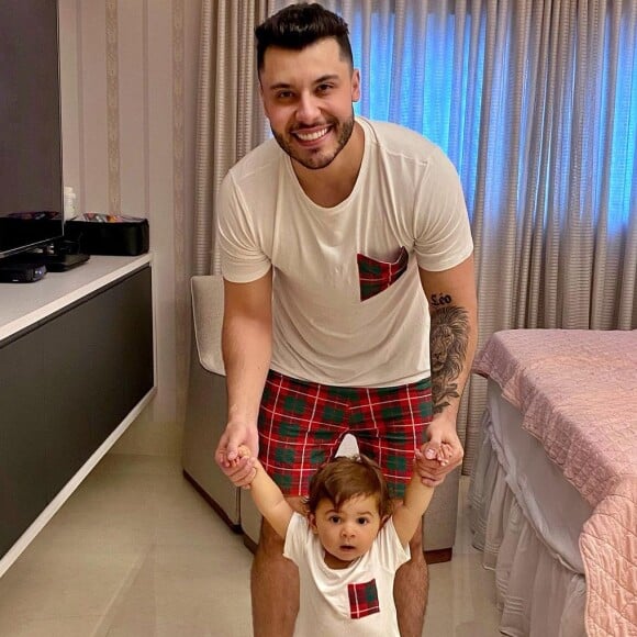 Murilo Huff combinou pijama natalino com o filho, Léo, anteriormente