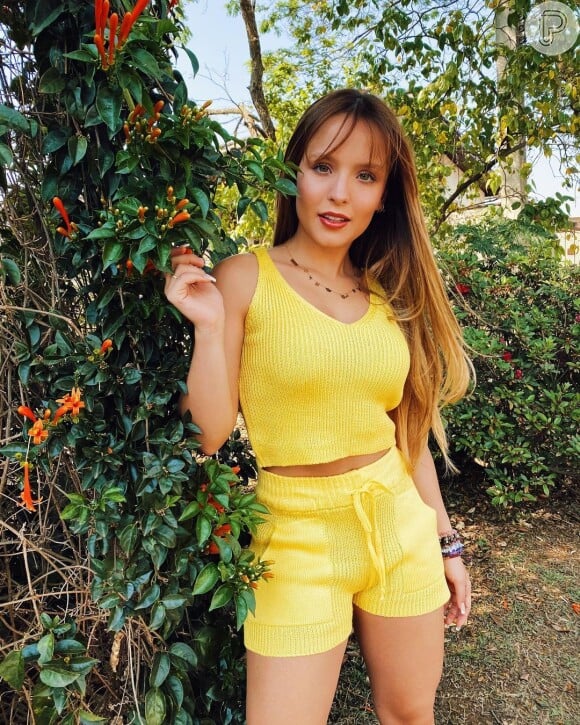 Larissa Manoela elege conjunto de tricôt amarelo da marca Carolina Malhas de R$ 62,90