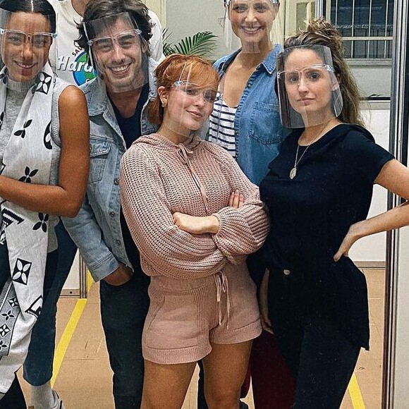 Larissa Manoela usa conjunto nude para gravações de novo projeto para a Netflix