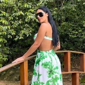 Simaria chama atenção com vestido longo de costas nuas em foto