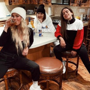 Anitta curtiu o inverno dos EUA acompanhada de amigas