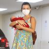 Talita Younan deixa a maternidade Perinatal em Laranjeiras, no Rio de Janeiro, com a filha, Isabel, neste sábado, 17 de janeiro de 2021