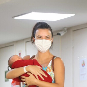 Talita Younan deixa a maternidade Perinatal em Laranjeiras, no Rio de Janeiro, com a filha, Isabel, neste sábado, 17 de janeiro de 2021