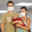 Talita Younan e João Gomez deixam hospital após nascimento da filha, Isabel. Fotos!