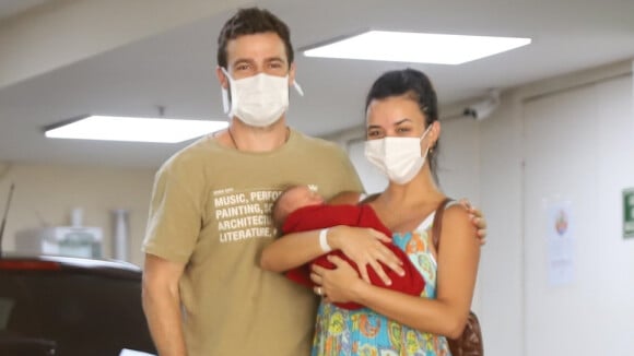 Talita Younan e João Gomez deixam hospital após nascimento da filha, Isabel. Fotos!